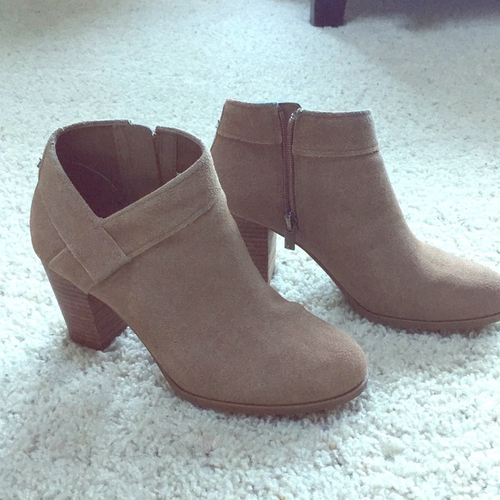 Kookaburra by UGG women’s suede ankle boots